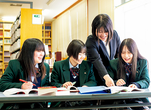 勉強中の生徒を指導する先生